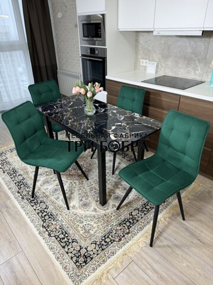 Стеклянный раздвижной стол "Черный мрамор" и стулья "ГУЧИ" изумруд