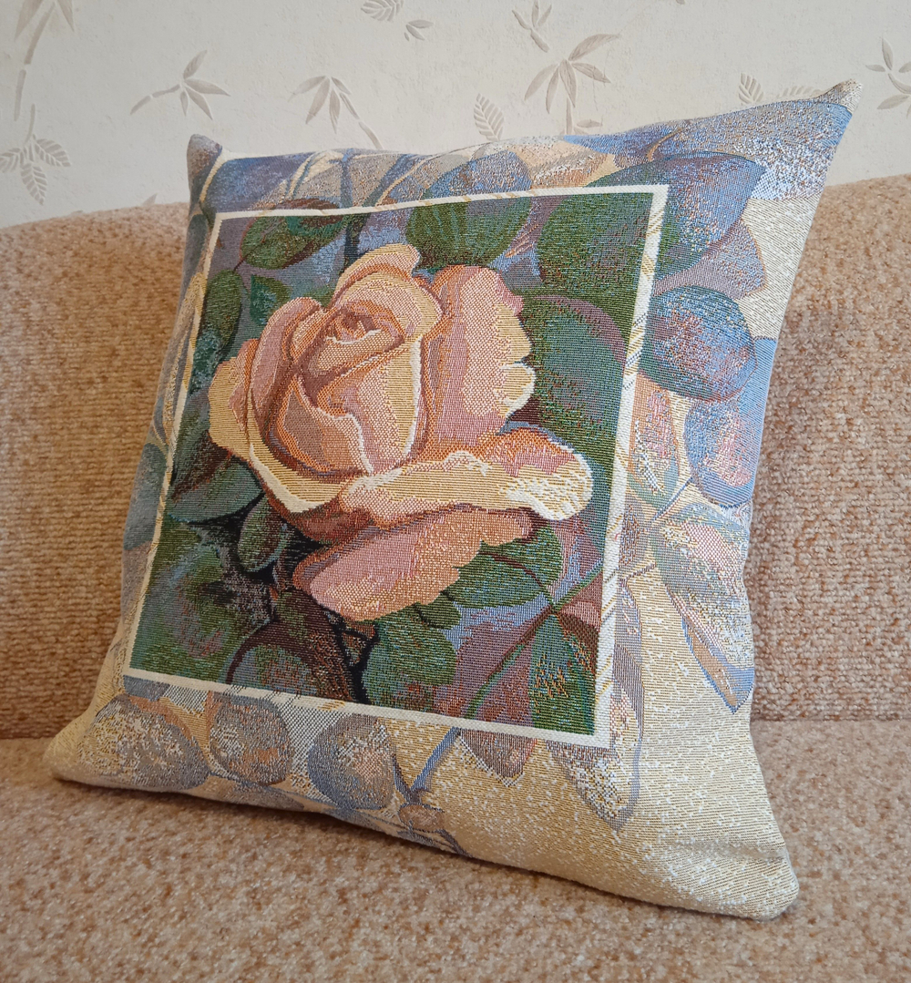 Декоративный гобеленовый чехол Роза в квадрате 47х47