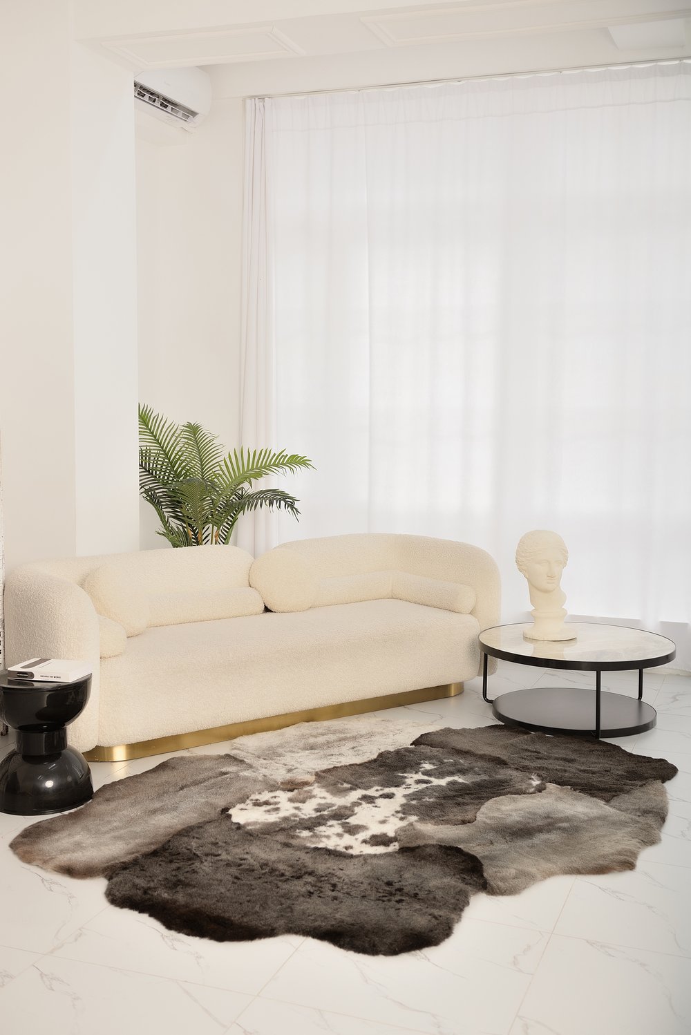 Ковер Мосси черно-белого цвета из шести шкур