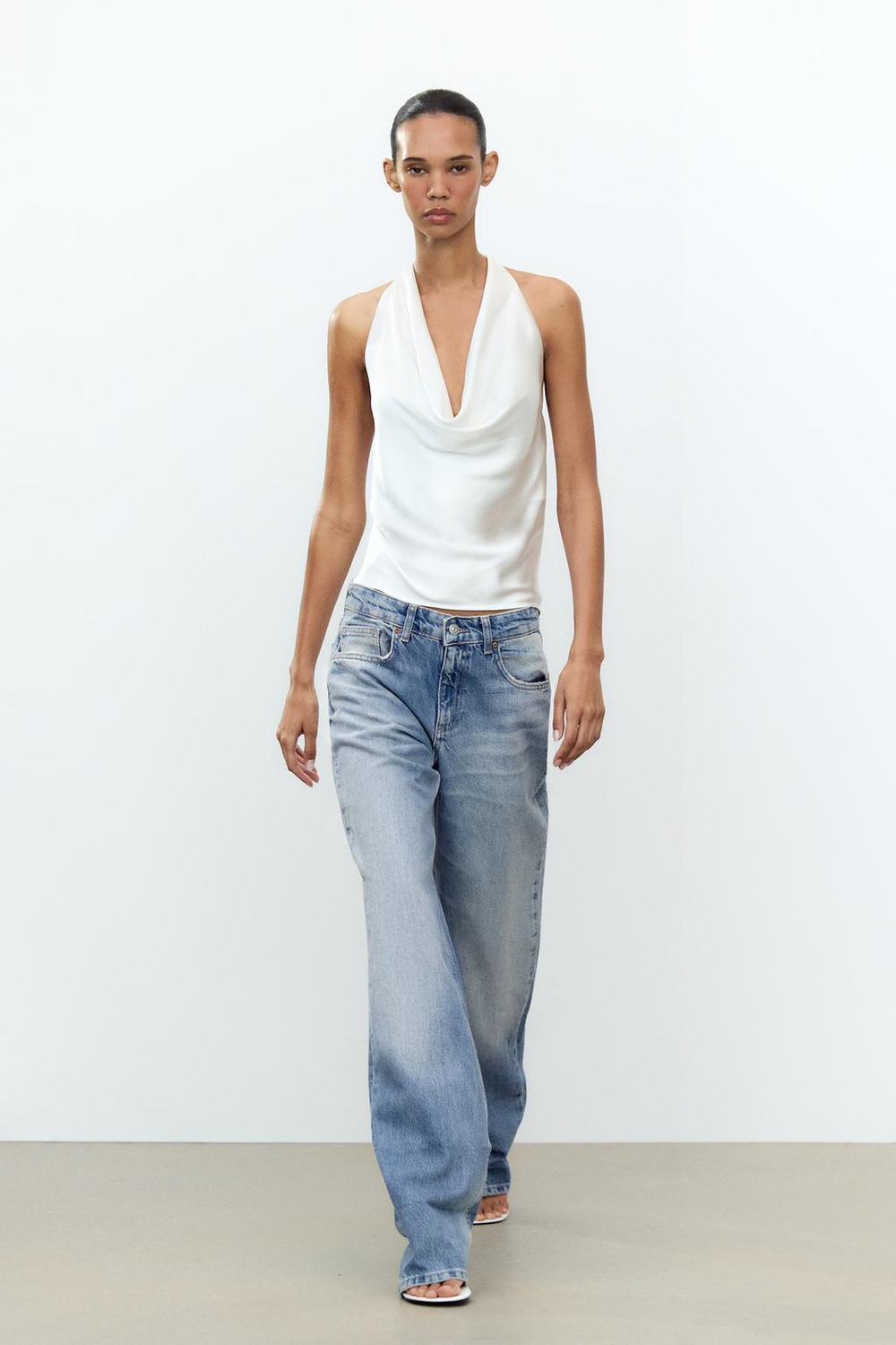 ZARA АТЛАСНЫЙ ТОП С ГОРЛОВИНОЙ ХАЛТЕР, БЕЛЫЙ