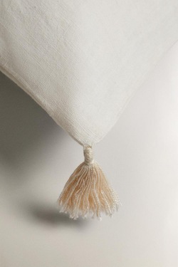 ZARA HOME ЧЕХОЛ ДЛЯ ДЕКОРАТИВНОЙ ПОДУШКИ С ВЫШИВКОЙ И КИСТОЧКАМИ, СВЕТЛО-БЕЖЕВЫЙ