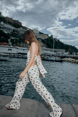 ZARA АТЛАСНЫЙ ТОП БЕЗ БРЕТЕЛЕЙ В ГОРОШЕК С ЗАВЯЗКАМИ, БЕЛЫЙ/ЧЕРНЫЙ