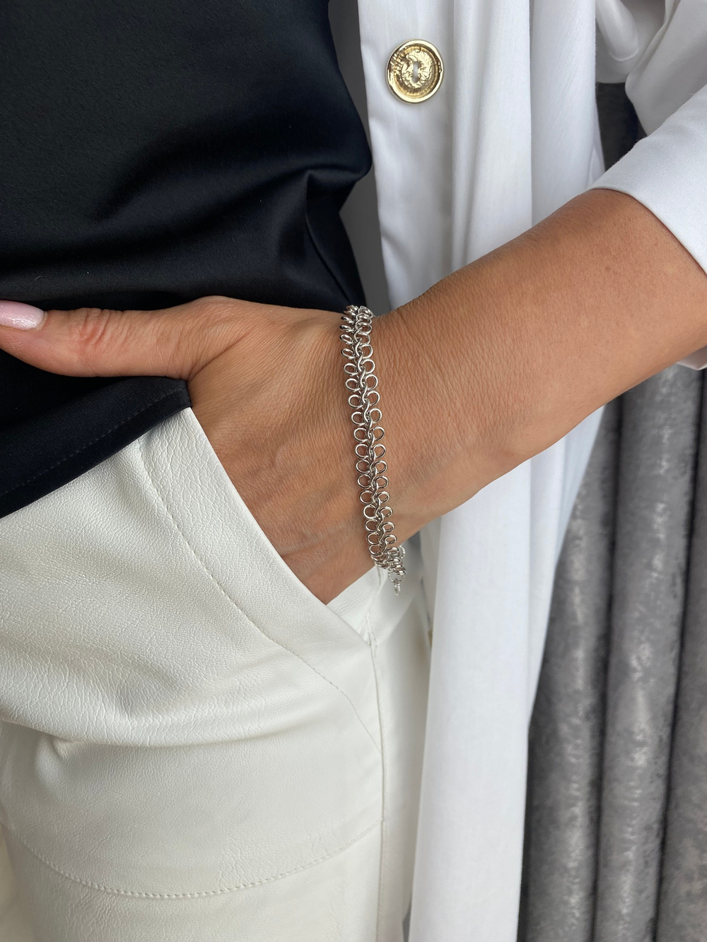 Браслет из родированного сплава с регулировкой длины. Оттенок серебро.