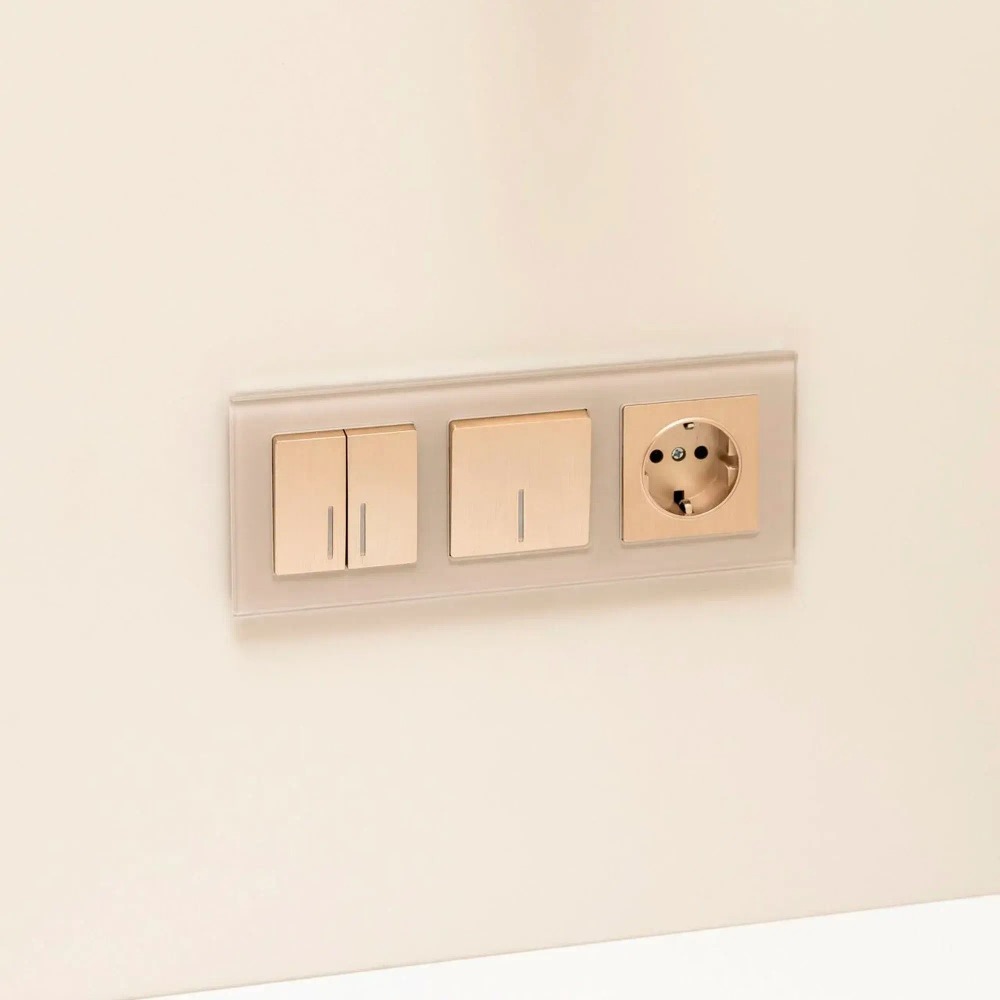 Рамка на 3 поста Favorit (дымчатый,стекло) W0031117