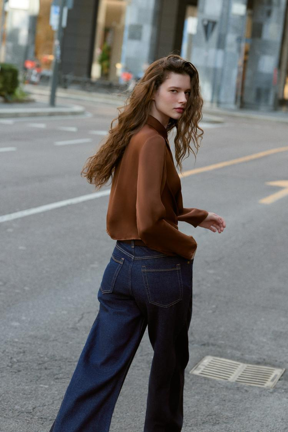 ZARA АТЛАСНАЯ РУБАШКА С ЭФФЕКТОМ ДРАПИРОВКИ, КОРИЧНЕВЫЙ