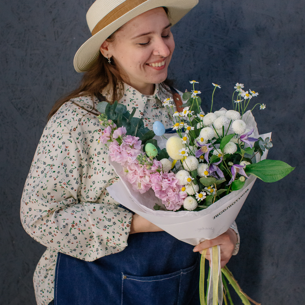 172. Ароматный весенний букет с маттиолой и ромашками