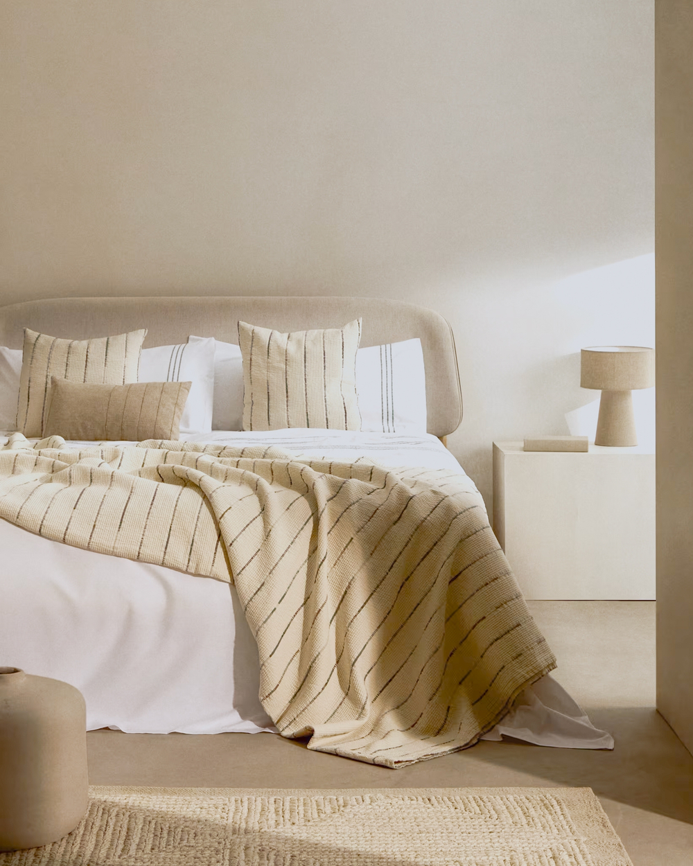 Octavia Кровать из ясеневой фанеры с белым мягким изголовьем 180 x 200 см