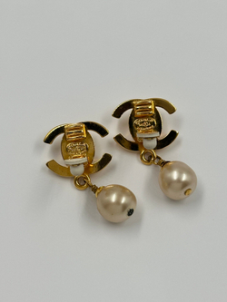 Клипсы с «жемчугом» и логотипом Chanel
