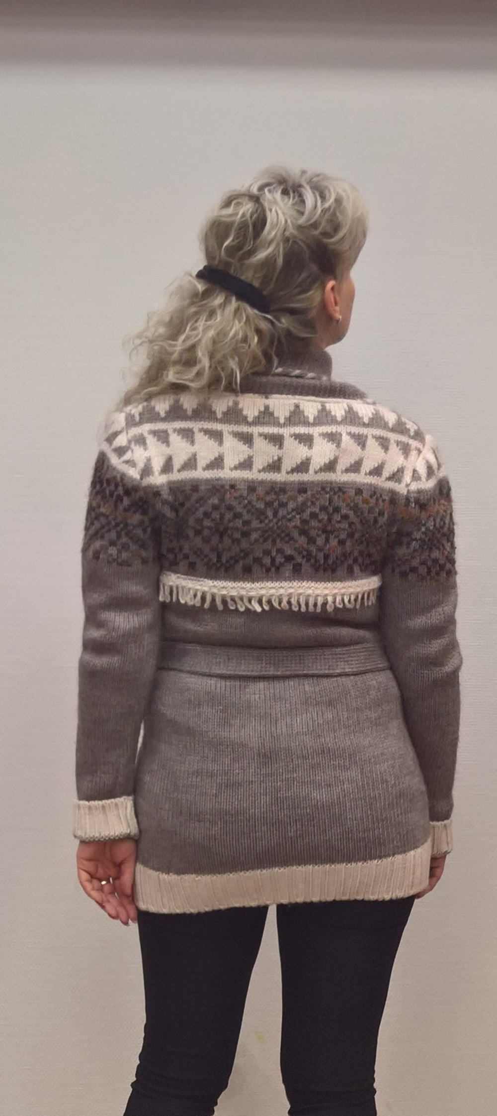 Жакет-кофта оригинальной расцветки, на пуговицах