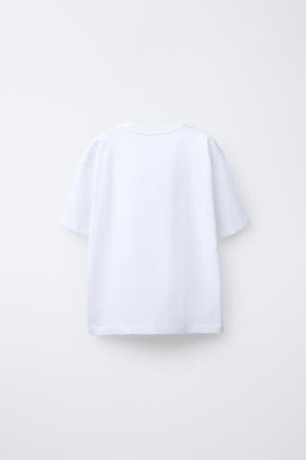 ZARA ФУТБОЛКА ИЗ ТКАНИ С ПРИНТОМ, БЕЛЫЙ