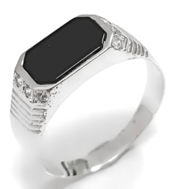 Ювелирное кольцо из серебра с ониксом