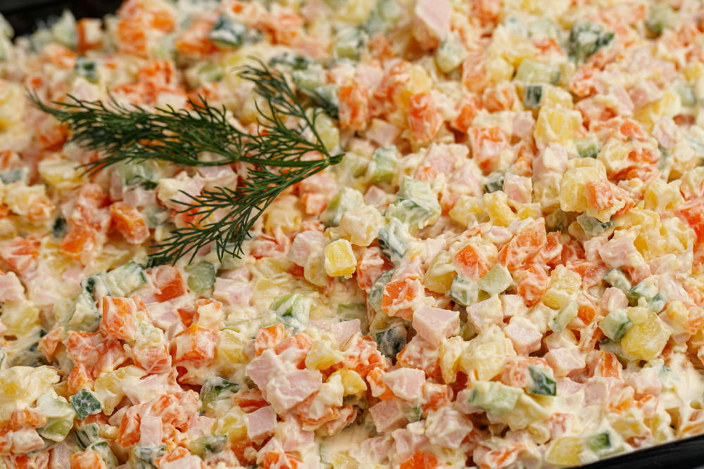 Платтер салат «Оливье» с ветчиной