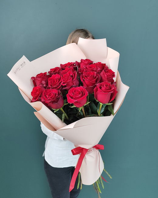 Роза красная Эквадор в оформлении,15шт(00266)