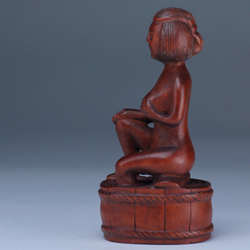 Нэцкэ Красавица моется в бочке