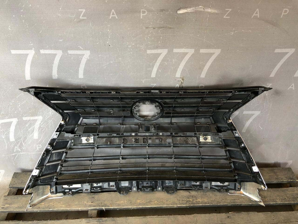 Решетка радиатора Lexus LX 3 (LX 570)  Б/У Оригинал 5311160570