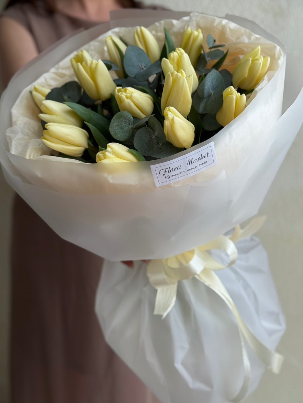 Кремовые тюльпаны и зелень эвкалипта в воздушном оформлении от Флора Маркет
