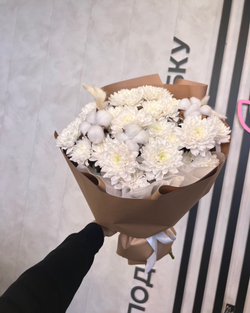 Букет из белой хризантемы, натурального хлопка, лагуруса