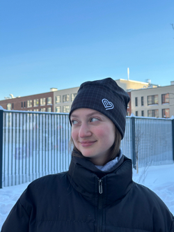 Шапка (чёрная с сердечком новая)