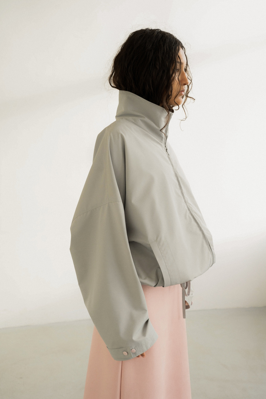 Ветровка в жемчужном сером цвете