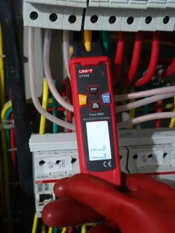 Мультиметр UT256 UNI-T клещи постоянного и переменного тока 0,1 - 60А компактные для электро щитов
