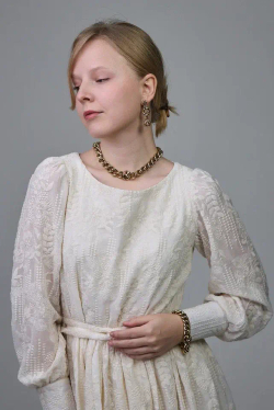 Браслет плоская цепь с персиковым кристаллом Swarovski, оттенок золото