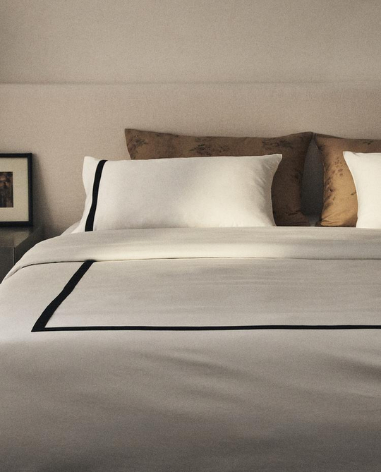 ZARA HOME САТИНОВЫЙ ПОДОДЕЯЛЬНИК С КАЙМОЙ, ЧЕРНЫЙ