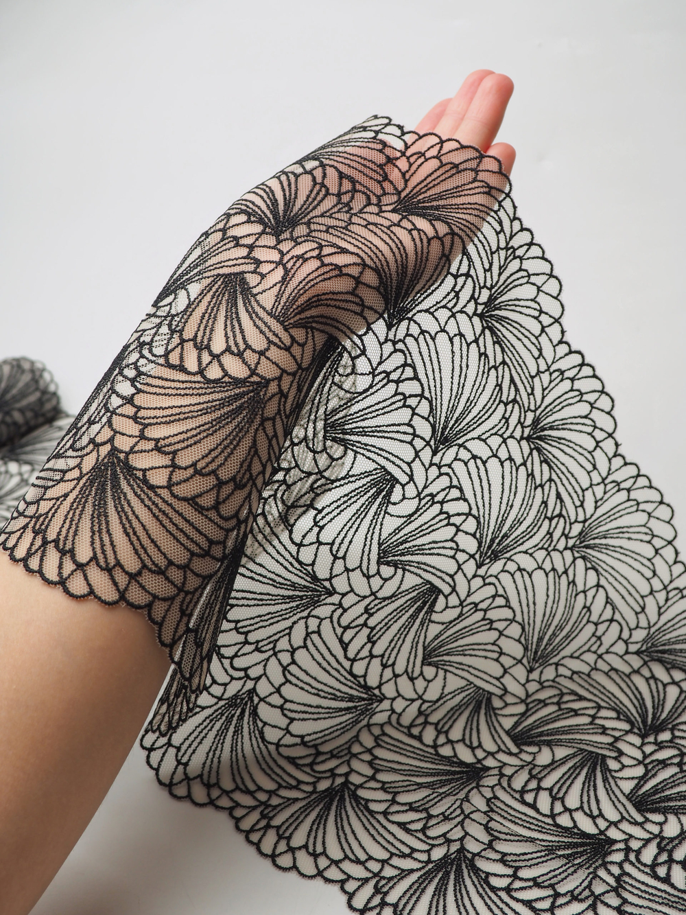 Вышивка на сетке телесная с черным ширина 22 см ОТРЕЗЫ