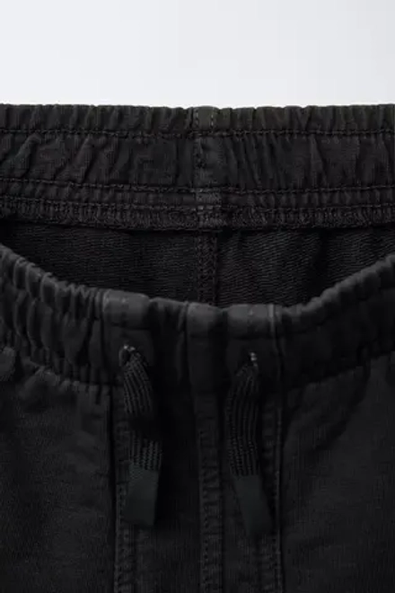 ZARA ШОРТЫ ИЗ МЯГКОЙ ТКАНИ С ЭФФЕКТОМ ПОТЕРТОСТИ, ЛИНЯЛЫЙ ЧЕРНЫЙ