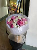 Букет из кустовой пионовидной розы, одноголовой розы и диантусов