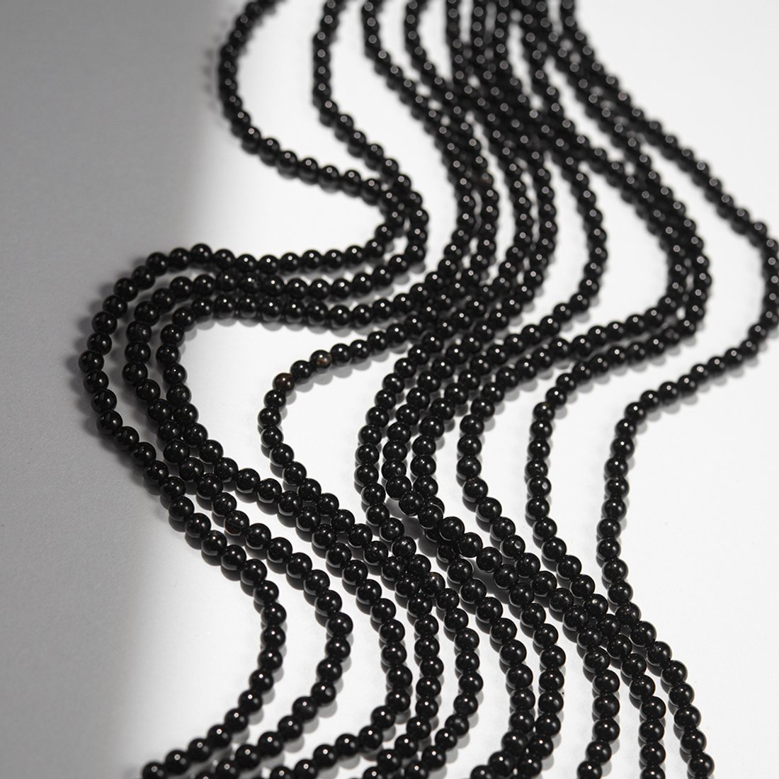 Шерл (черный турмалин) натуральный, бусины в форме шара, 3,3мм