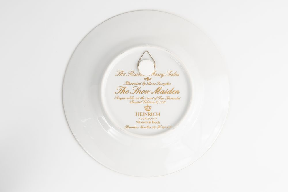 «Снегурочка во дворе царя Берендея». Лимитированная декоративная настенная тарелка из серии «Русские сказки» с иллюстрацией из cказки «Снегурочка» Бориса Зворыкина