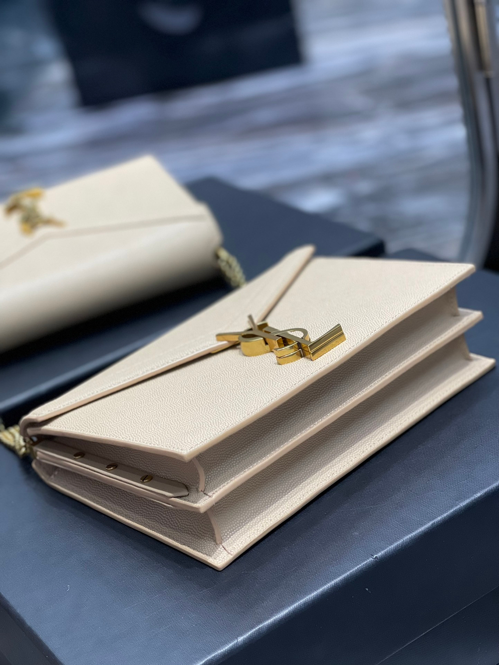 YSL Cassandra Medium 22 cm