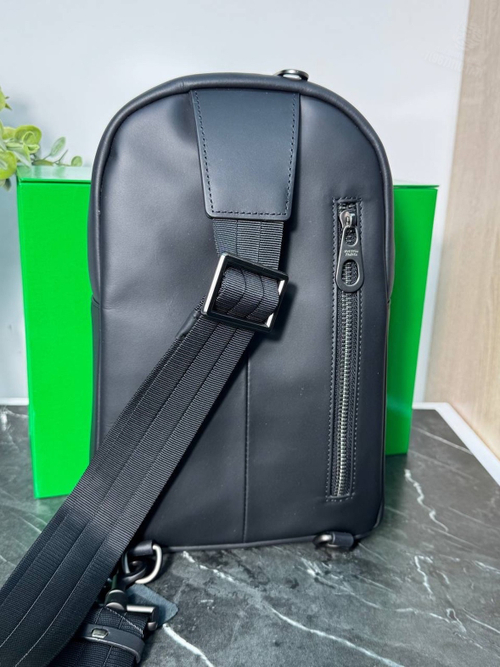 Нагрудная сумка-слинг Bottega Veneta