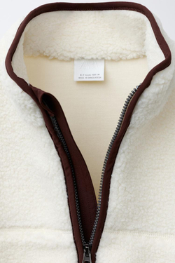 ZARA КУРТКА ИЗ ИСКУССТВЕННОЙ ОВЧИНЫ С ОТОРОЧКОЙ, ЭКРЮ