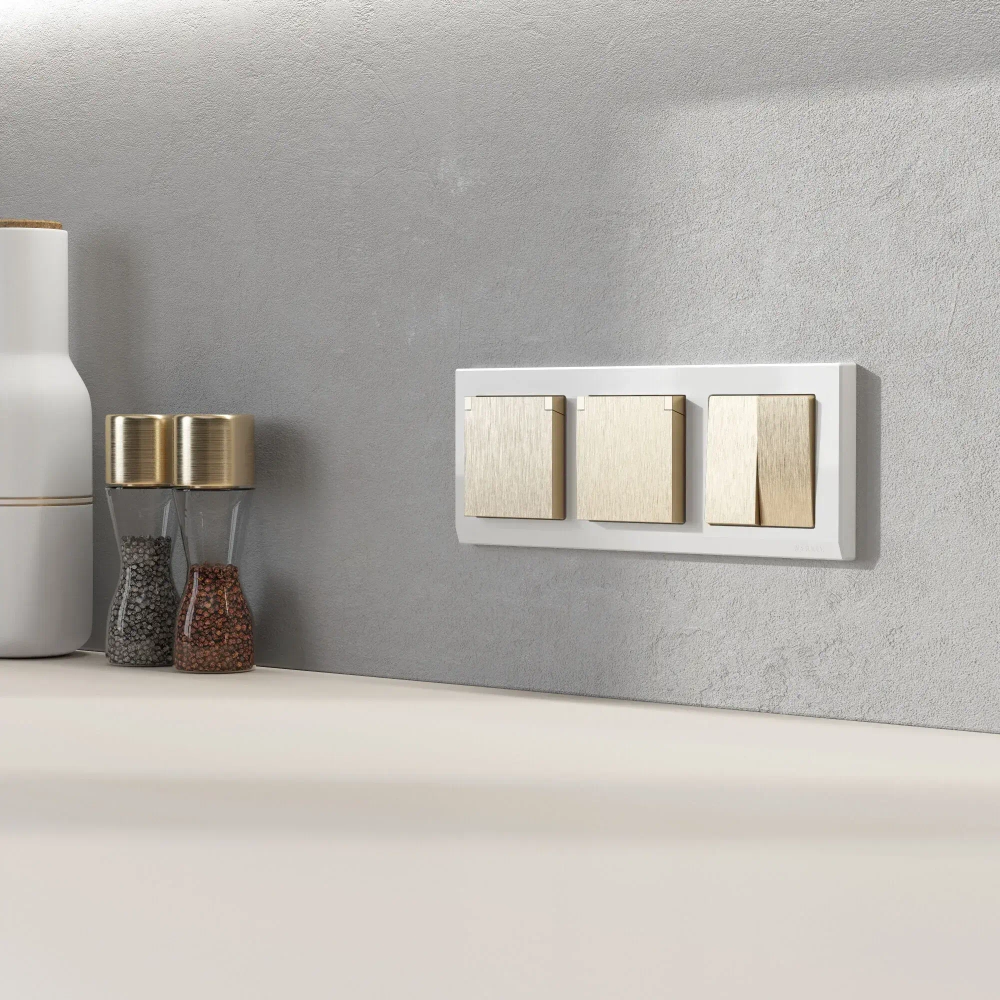 Розетка влагозащищенные с заземлением с крышкой и шторками (шампань рифленый) W1171210