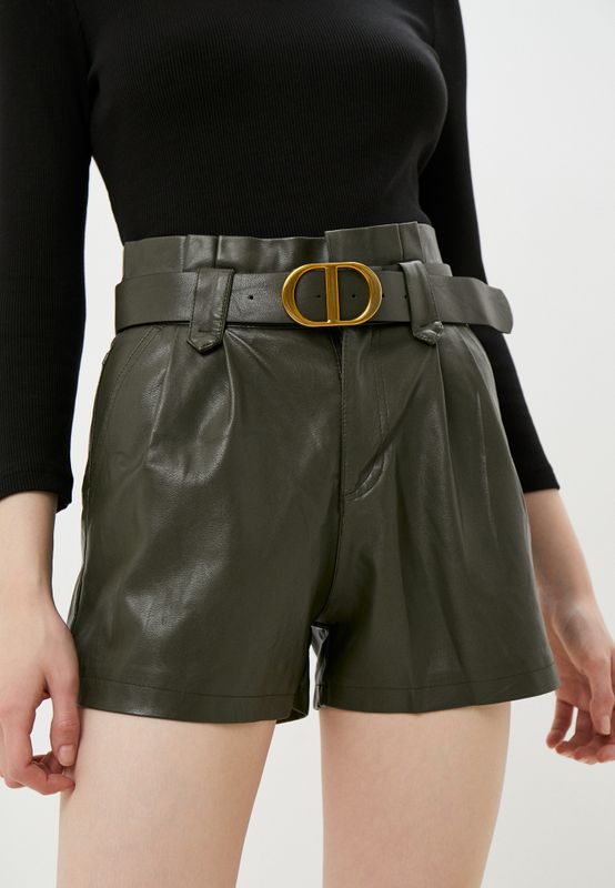 Шорты из экокожи с защипами с ремнем