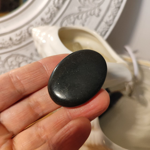 Камень для стоунтерапии овальный. Базальт 3*4 см 1 шт.