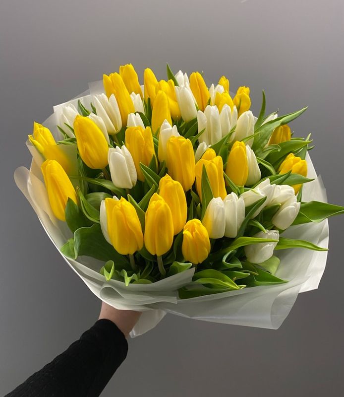 Букет из белых и желтых тюльпанов (в упаковку)