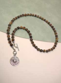 Колье-чокер с тигровым глазом "Солнечный страж"