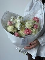 Букет из маттиолы, хризантемы, диантусы и тюльпанов