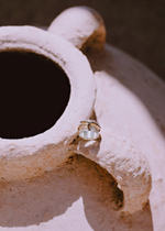 Кольцо «Паку» с золотым гвоздем и черными цирконами