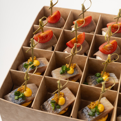 Бокс канапе с сельдью и языком