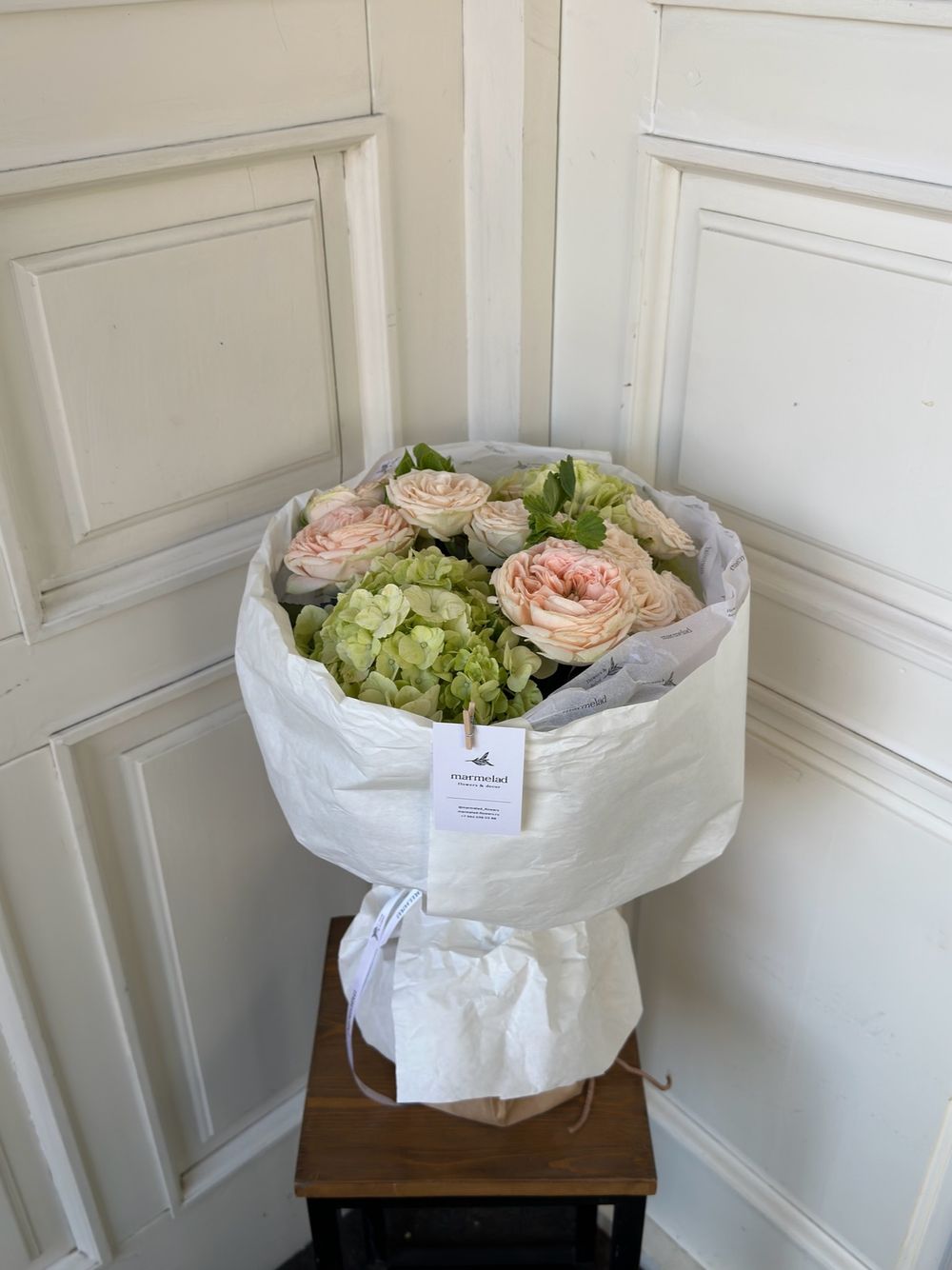 Букет сборный из гортензии, кустовых пионовидных роз и одноголовых роз