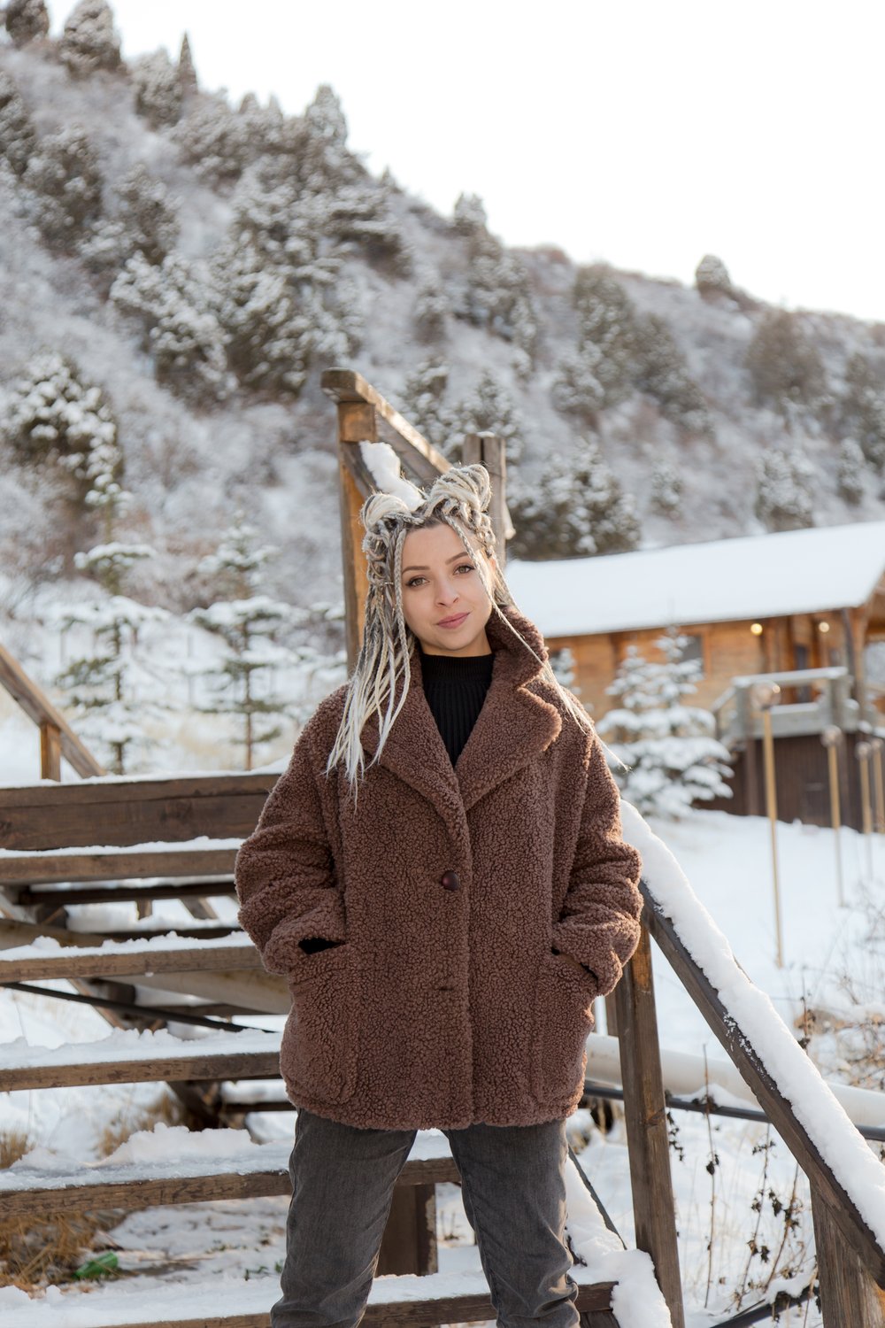 Женская коричневая шуба