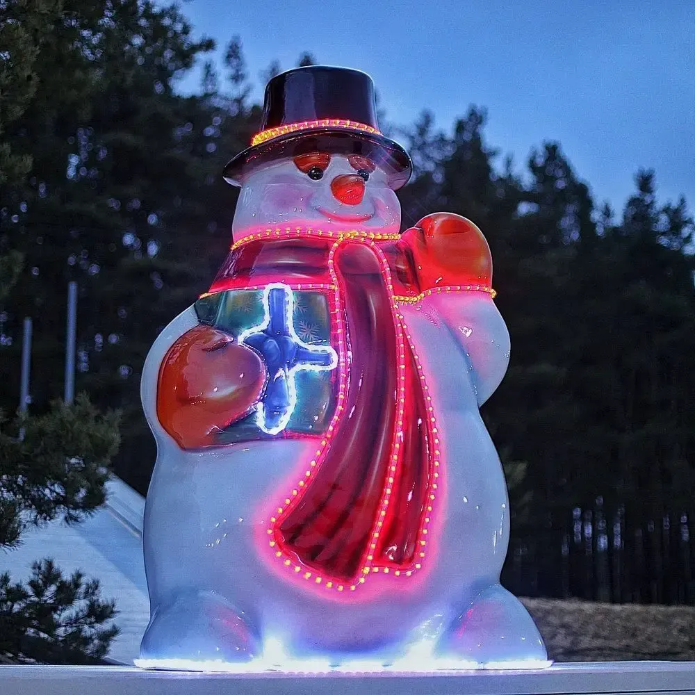 Уличная фигура "Снеговик с подарком"