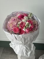 Букет из кустовых роз, гортензии, маттиолы и лизиантуса