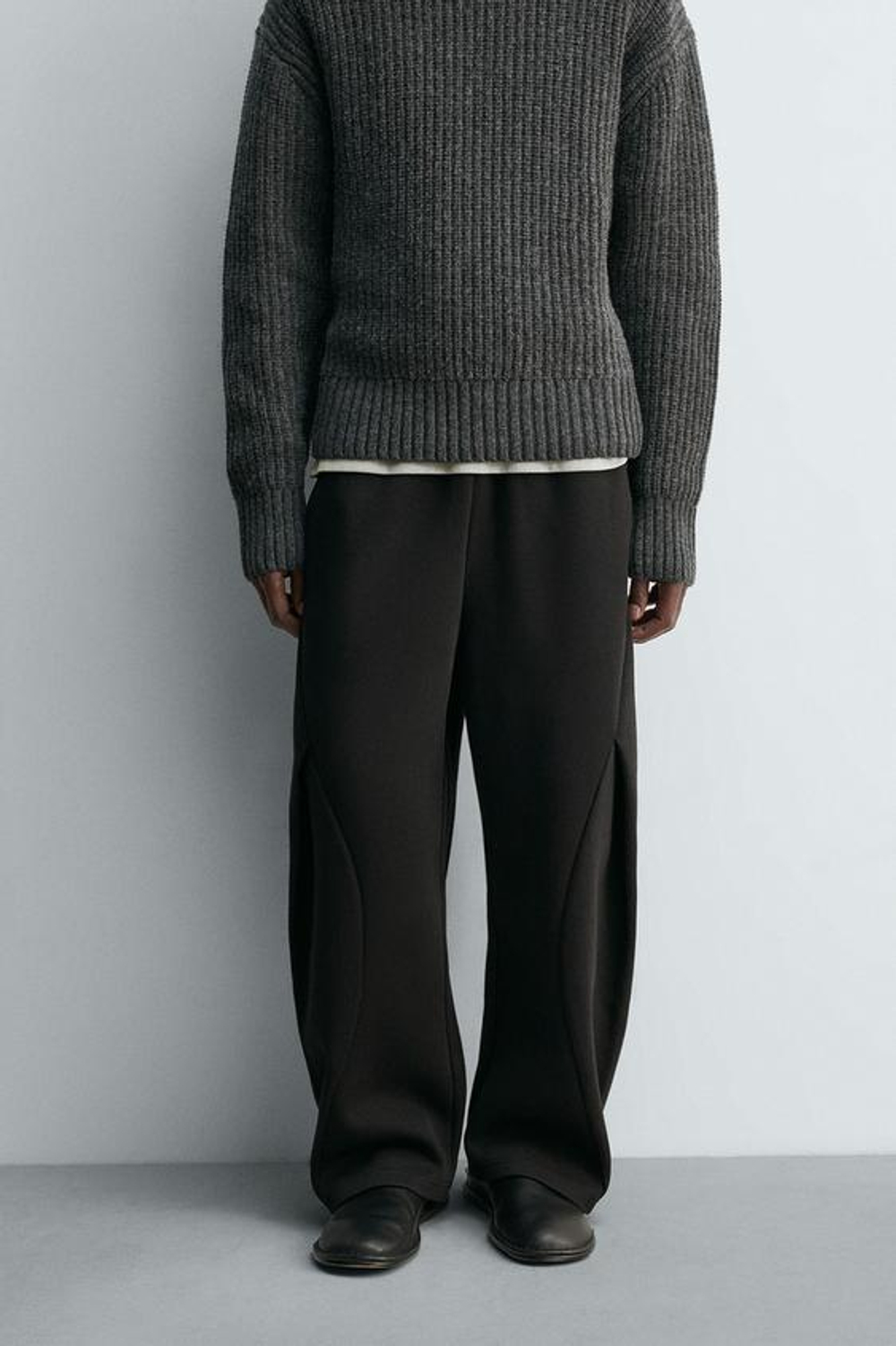 ZARA БРЮКИ BALLOON FIT ИЗ НЕОПРЕНОВОЙ ТКАНИ СО СКЛАДКАМИ, ЧЕРНЫЙ