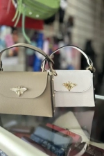 Женская сумочка с застежкой-пчелкой из натуральной кожи цвет taupe