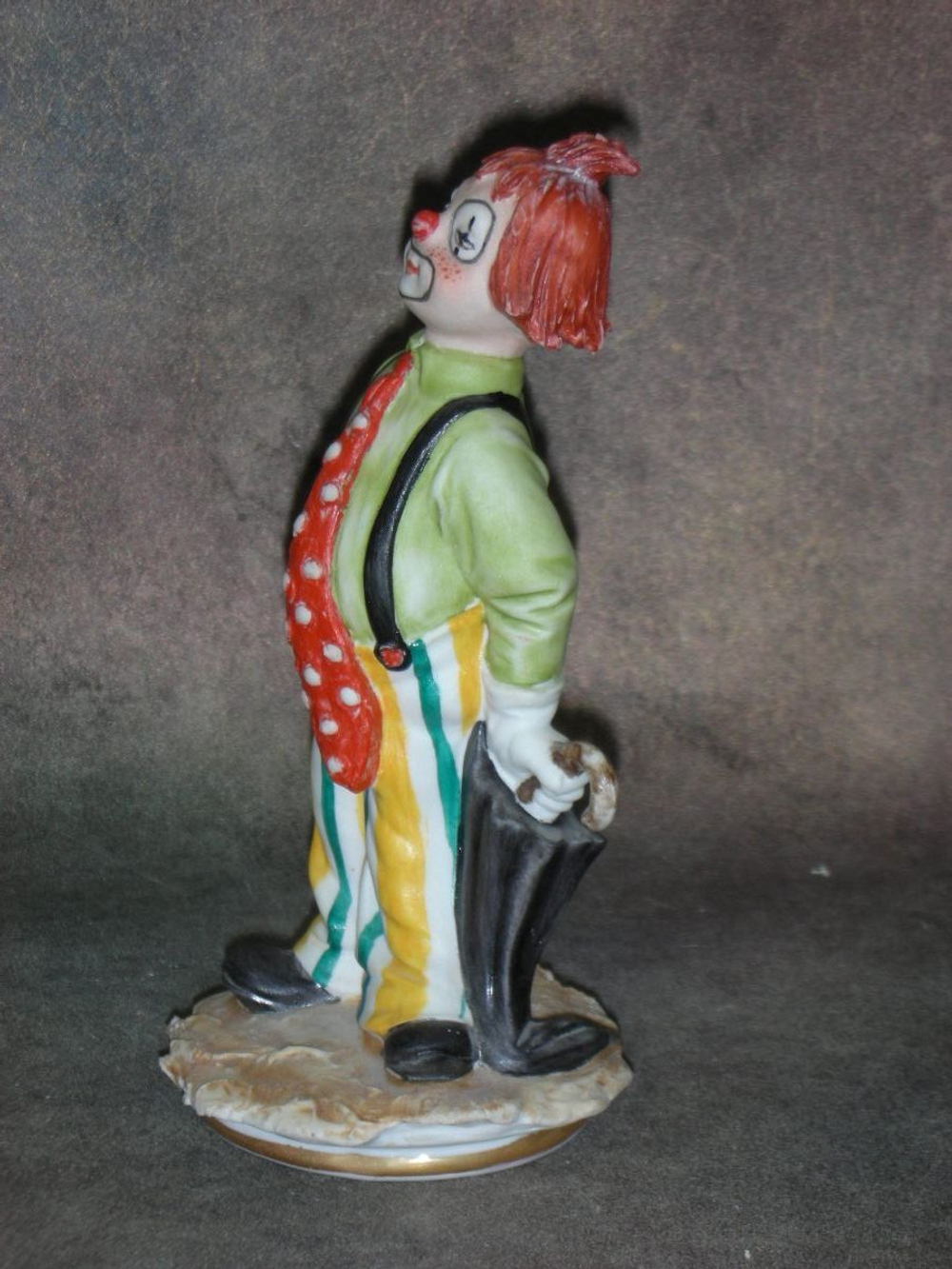 Статуэтка. Фарфор. Клоун с зонтиком. Capodimonte. Италия