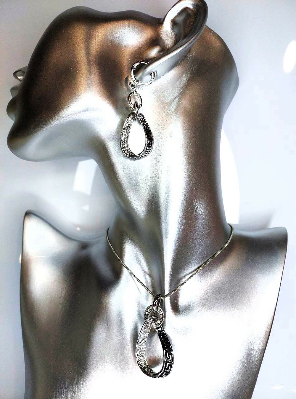 Комплект бижутерии. Набор колье с серьгами "Юнона"